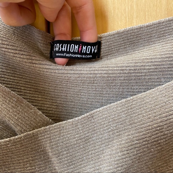 Fashion Nova tan / cream crop long sleeve - Picture 4 of 4